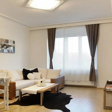 Apartment Argentinska 8 Prague Exterior photo